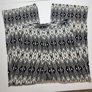 Versona size medium wide leg pants. Zipper on side. Black & white